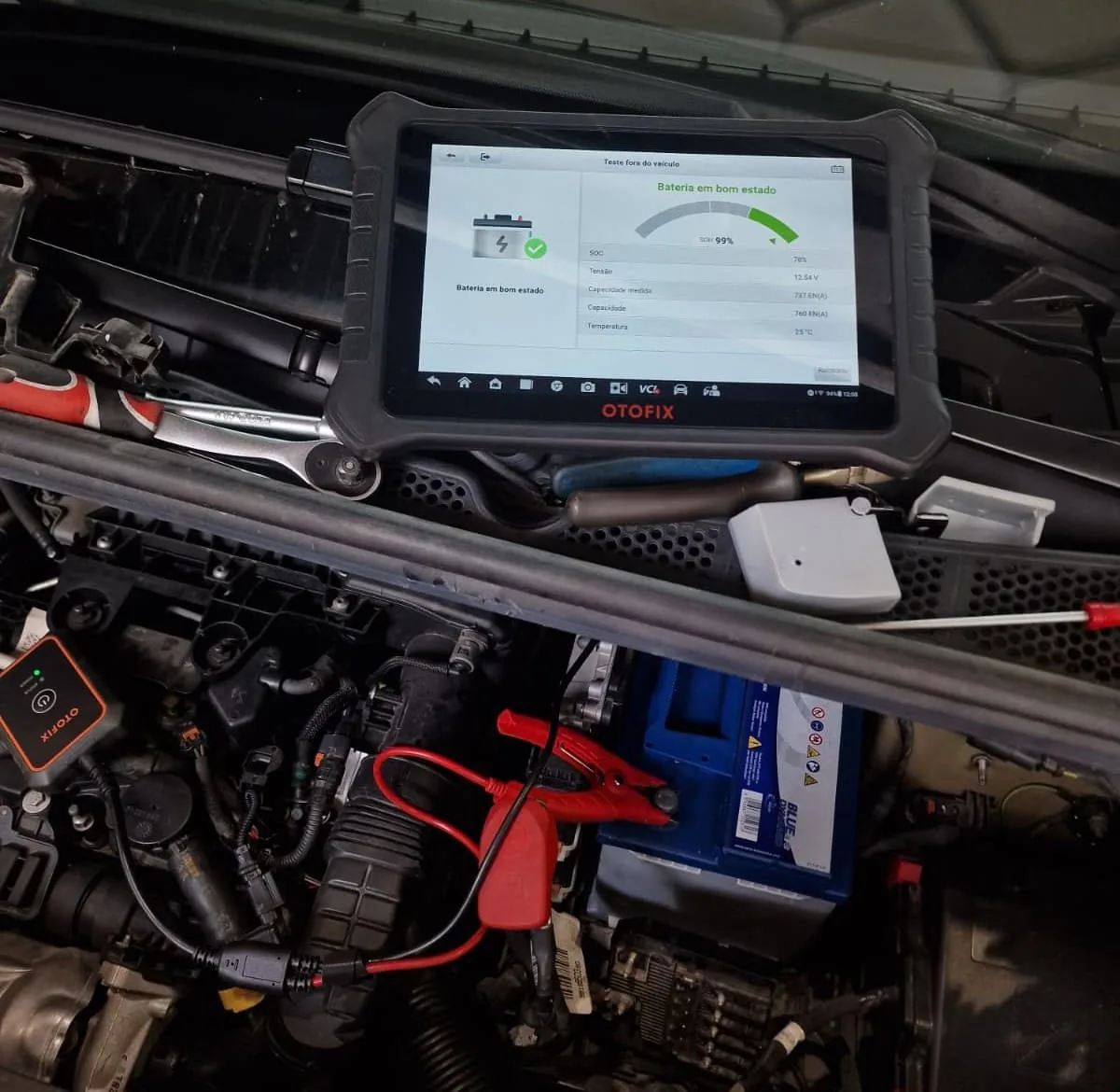 Técnico a instalar bateria