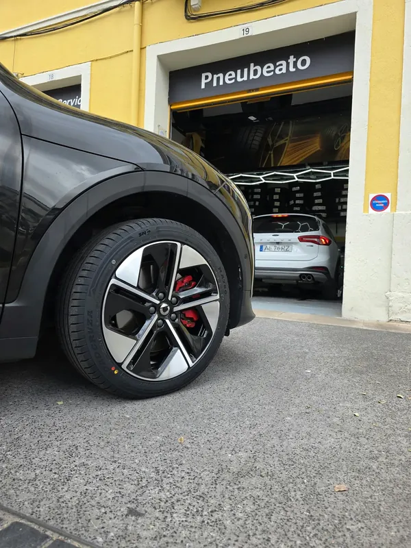 Jante bi-tom com face CNC à porta da Pneu Beato
