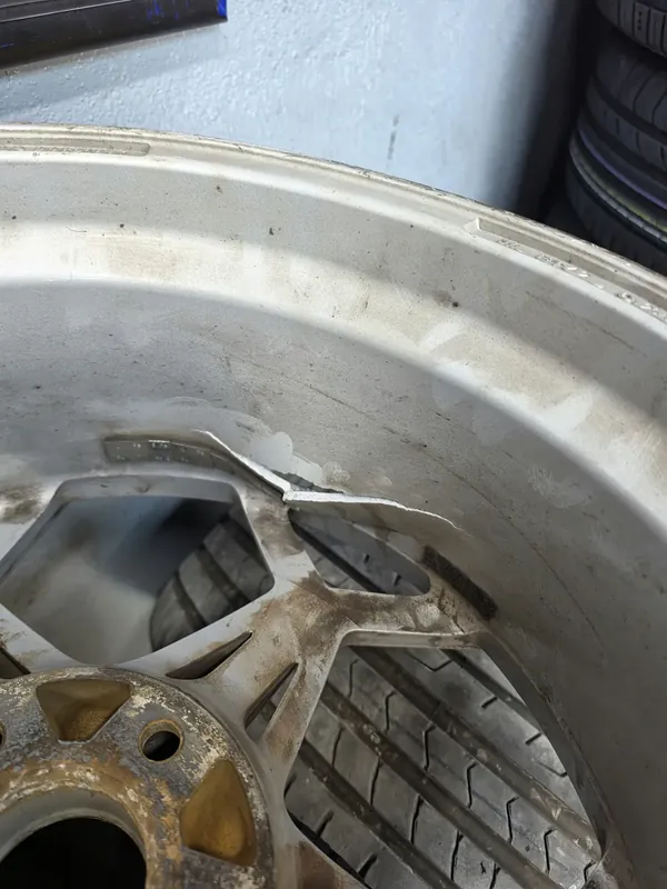 Jante com o rebordo interior estalado antes da soldadura TIG
