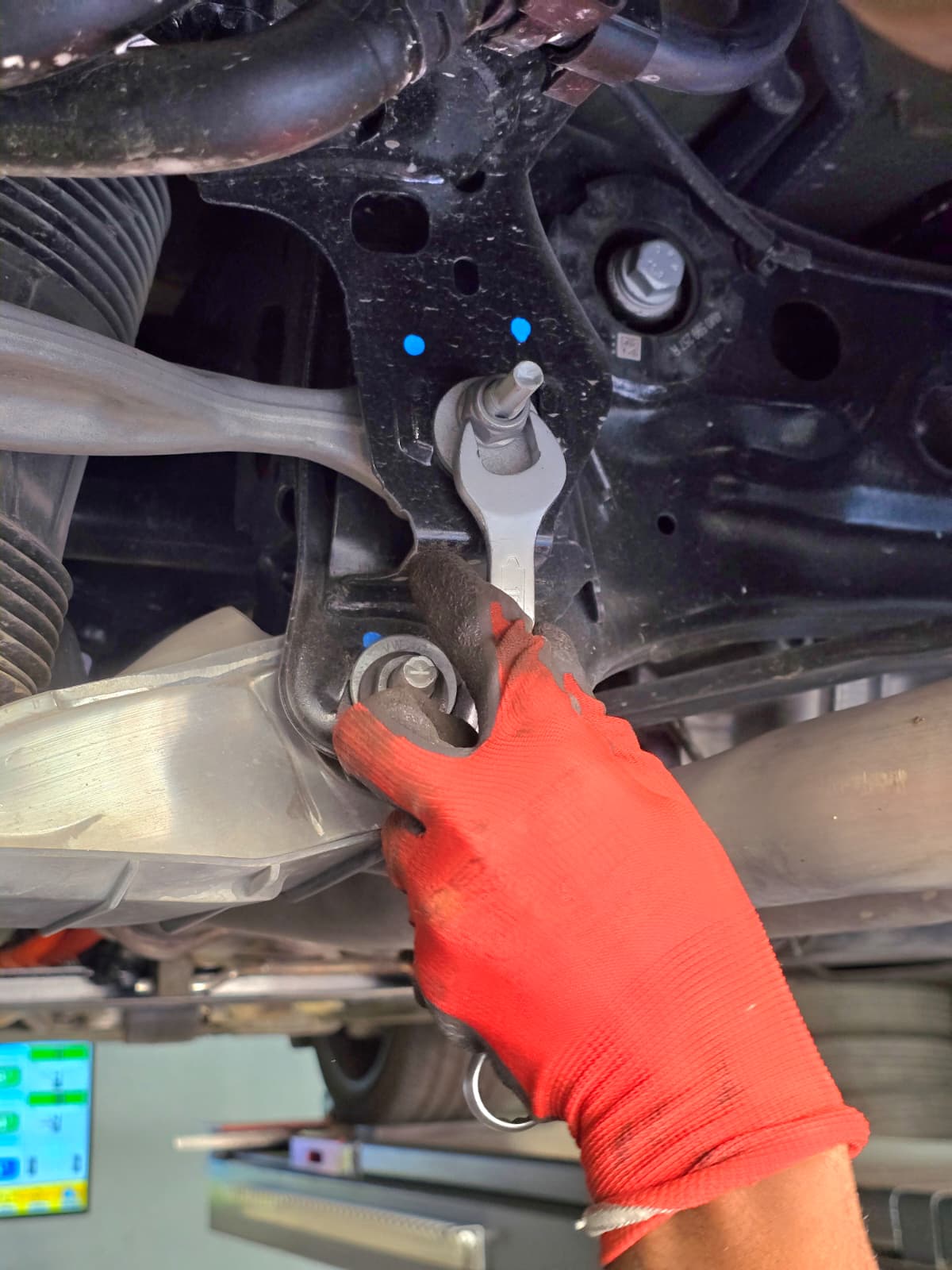 Técnico realizando alinhamento