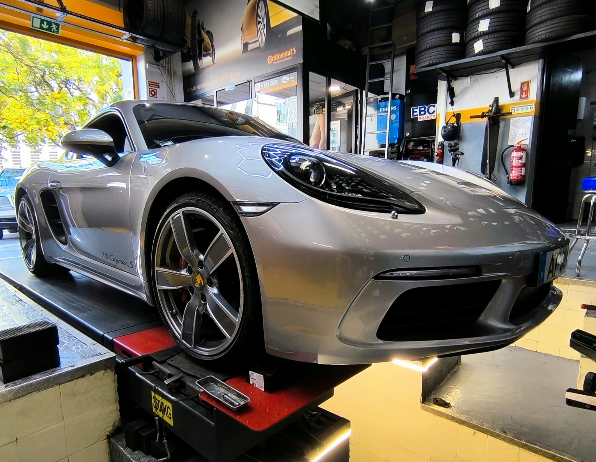 Nosso técnico explicando o processo