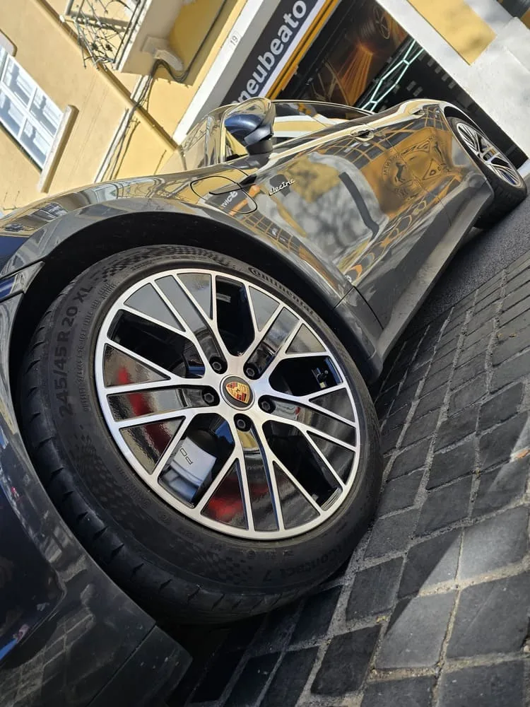 Polimento e acabamento CNC de jante Porsche