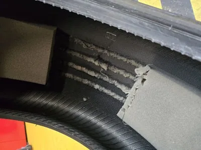 Remoção da roda do carro com chave de cruz