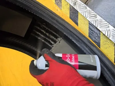 Máquina a descolar o pneu da jante