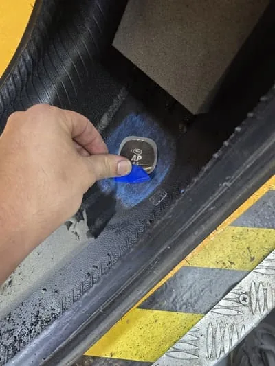 Técnico a raspar a área interna do furo