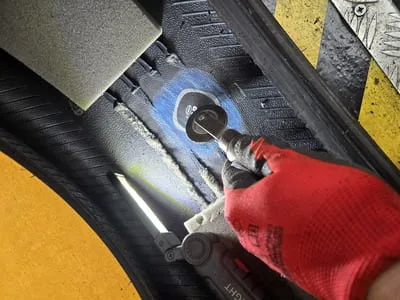 Aplicação do remendo vulcanizante no interior do pneu