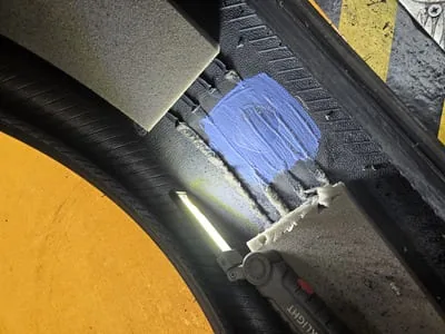 Roda a ser calibrada em máquina de equilibragem