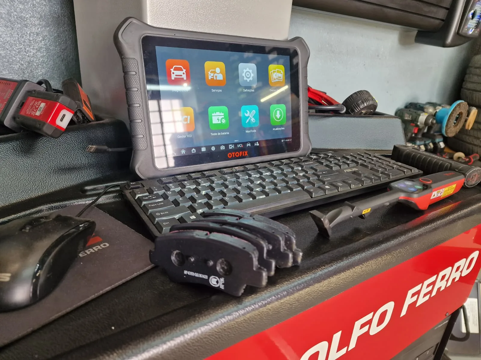Equipamento de diagnóstico eletrónico em cima da bancada da oficina Pneu Beato